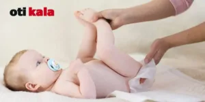 زنی در حال عوض کردن پوشک نوزاد