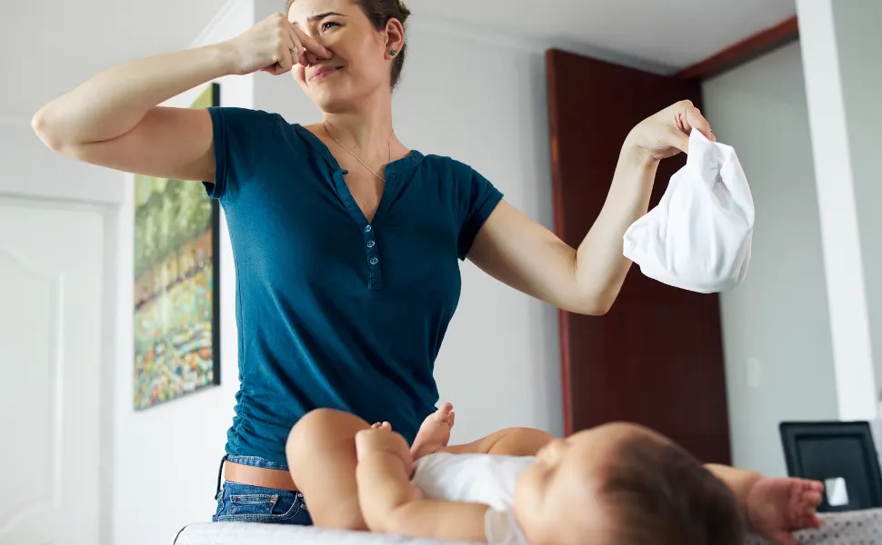 گام به گام عوض کردن نوزاد ( پوشک کردن نوزاد در 6 مرحله )