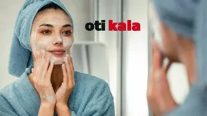 زنی در حال پاک سازی صورتش جلوی آیینه