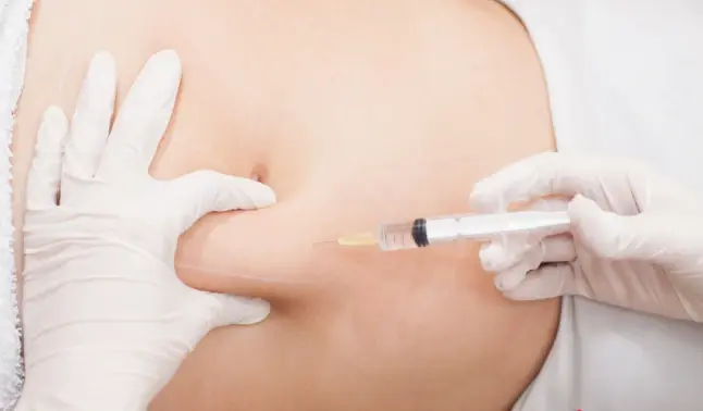 تزریق شدن مزوتراپی به شکم یک شخص