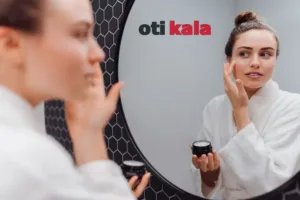 زنی در حال انجام روتین پوستی جلوی آیینه