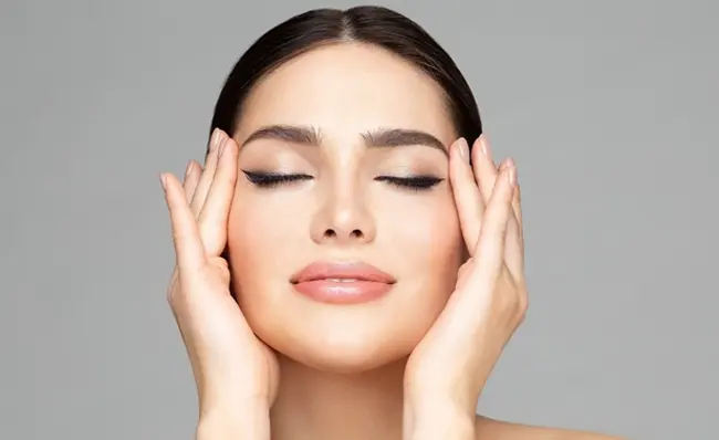 زنی بعد از استفاده بهترین مارک خط چشم