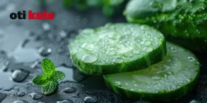 دو لایه خیار روی هم با قطره های آب روی آنها