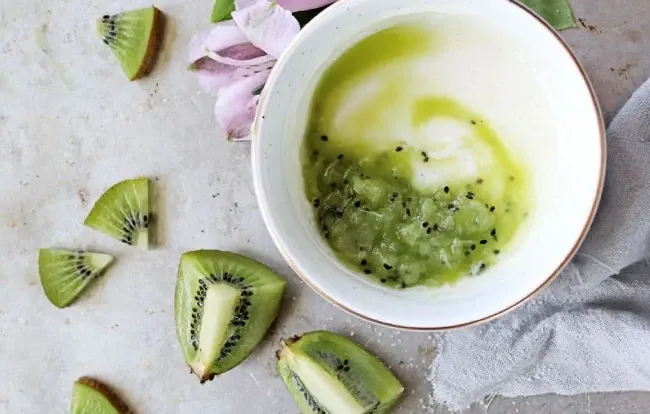 ماسک لب خانگی کیوی در یک ظرف