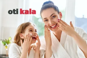 مادر و دختری در حال اجرای روتین پوستی