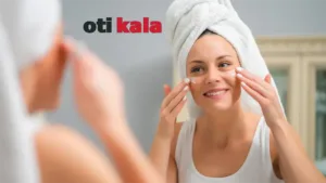 زنی در حال اجرای روتین پوستی