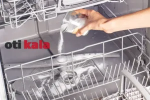 فردی در حال جرمگیری ماشین ظرفشویی