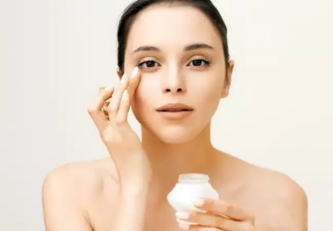 زنی در حال استفاده از بهترین کرم دور چشم