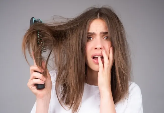 زنی که از وزی موهای خود ناراضی است