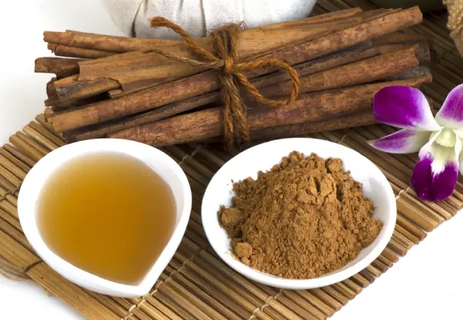 دارچین در کنار ظرف عسل