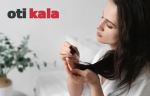 زنی در حال استفاده از روغن برای درمان وزی مو
