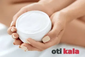 زنی کرم مرطوب کننده صورت در دست گرفته