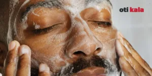 مردی در حال استفاده از فیس واش