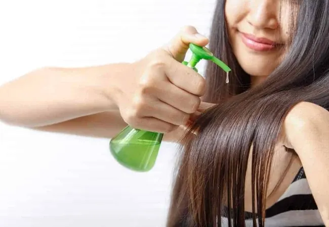 زنی در حال اجرای نحوه استفاده از ماسک مو