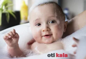بچه ای با موهای شامپو زده شده