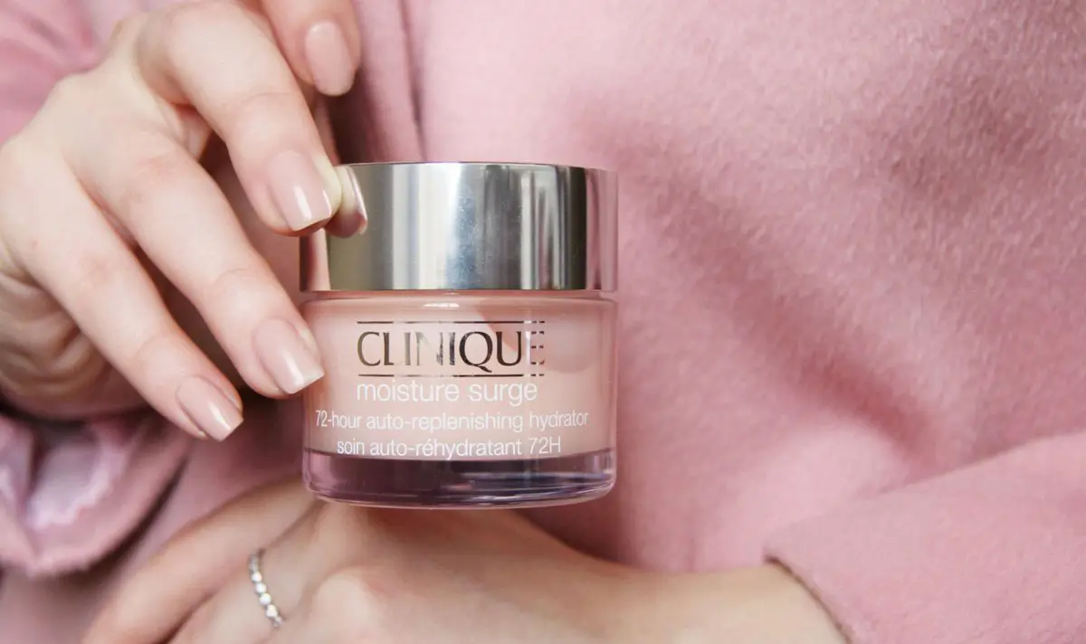 ژل کرم آبرسان 100 ساعته کلینیک مدل Moisture Surge: راهکاری برای پوستی همیشه شاداب و مرطوب